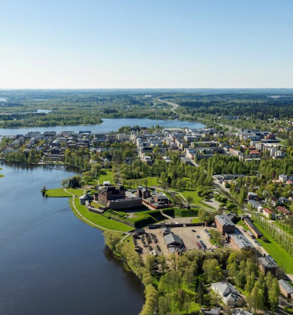 Kesäinen ilmakuva Hämeenlinnasta.