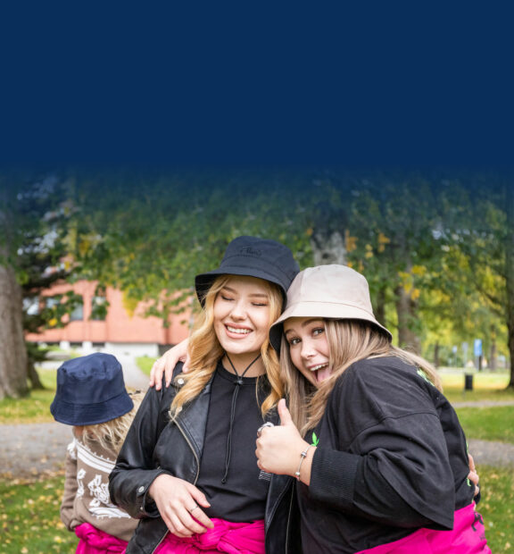 Kaksi nuorta opiskelijaa halaa toisiaan.