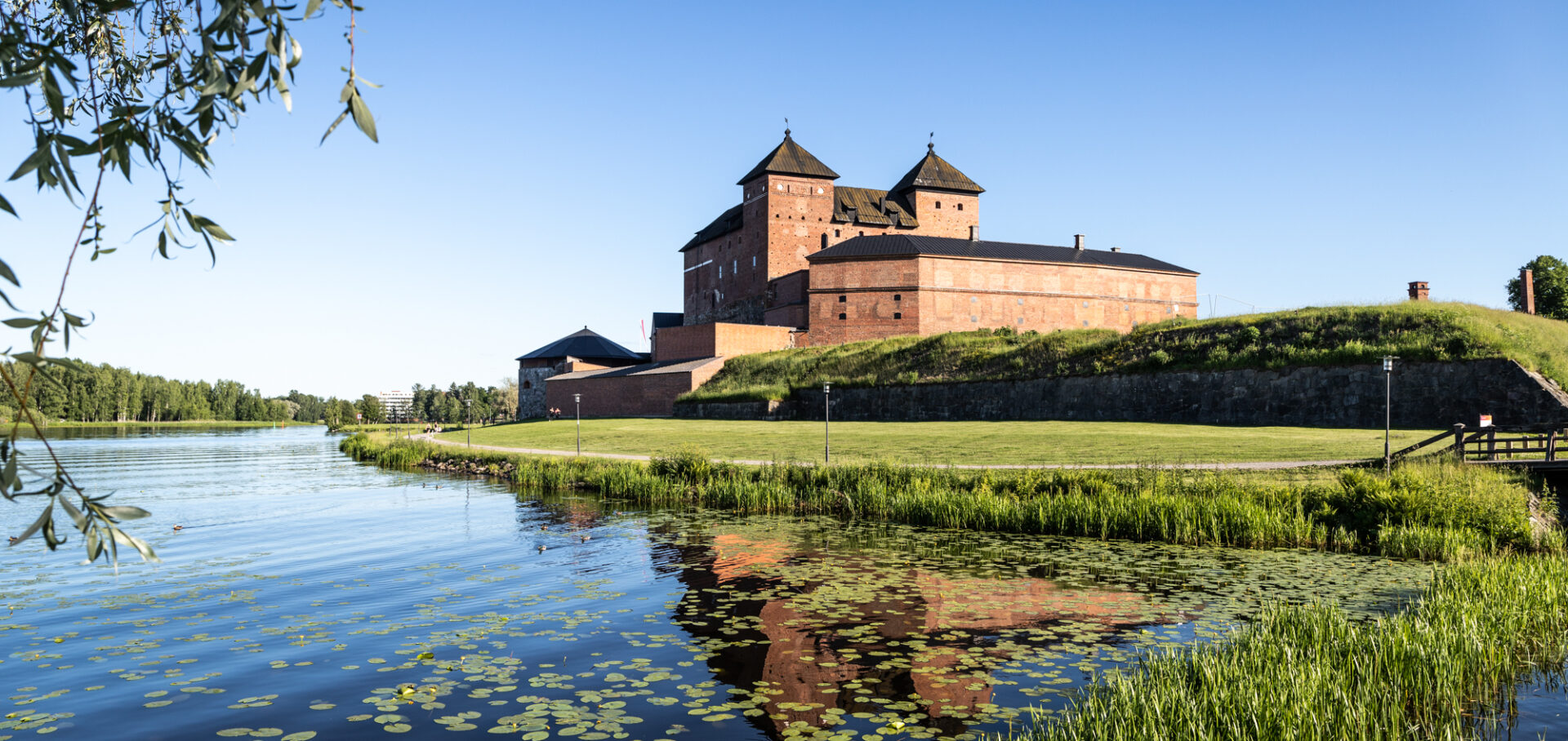 Hämeen linna kuvattuna rantareitiltä