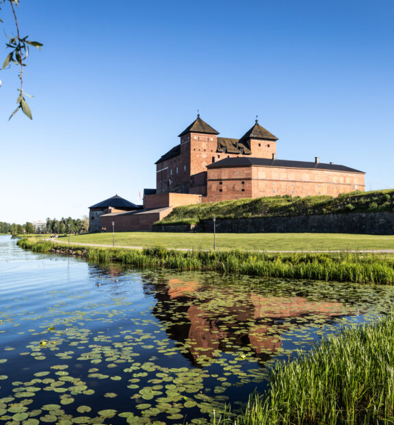 Hämeen linna kuvattuna rantareitiltä