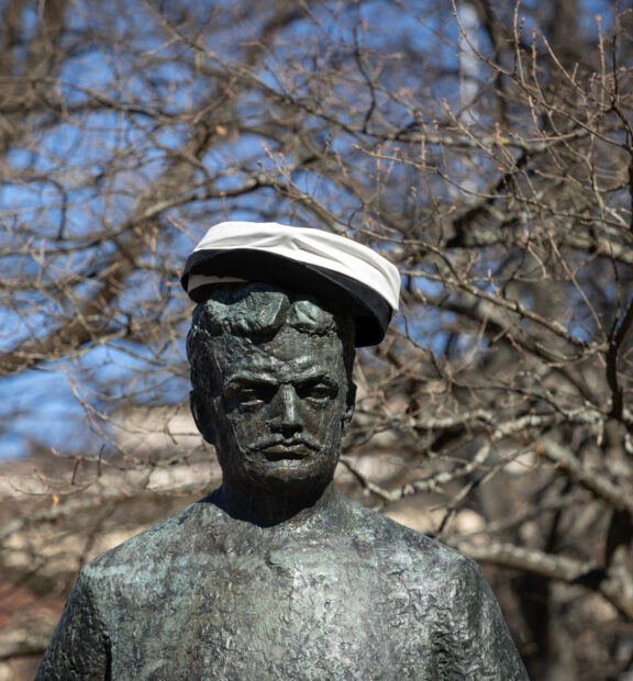 Sibelius-patsas yo-lakki päässä.