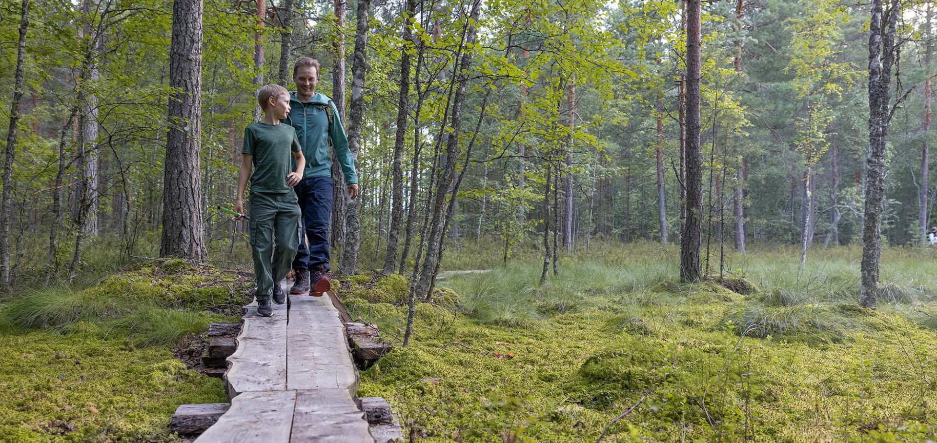 Retkeilijöitä Hämeenlinnan Hietasalon virkistysalueella.
