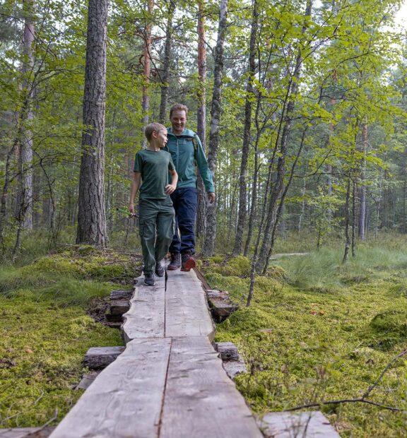 Retkeilijöitä Hämeenlinnan Hietasalon virkistysalueella.